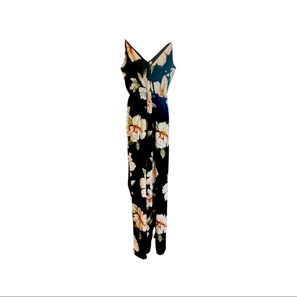 Beautiful floral, v-neck jumpsuit (size XS)